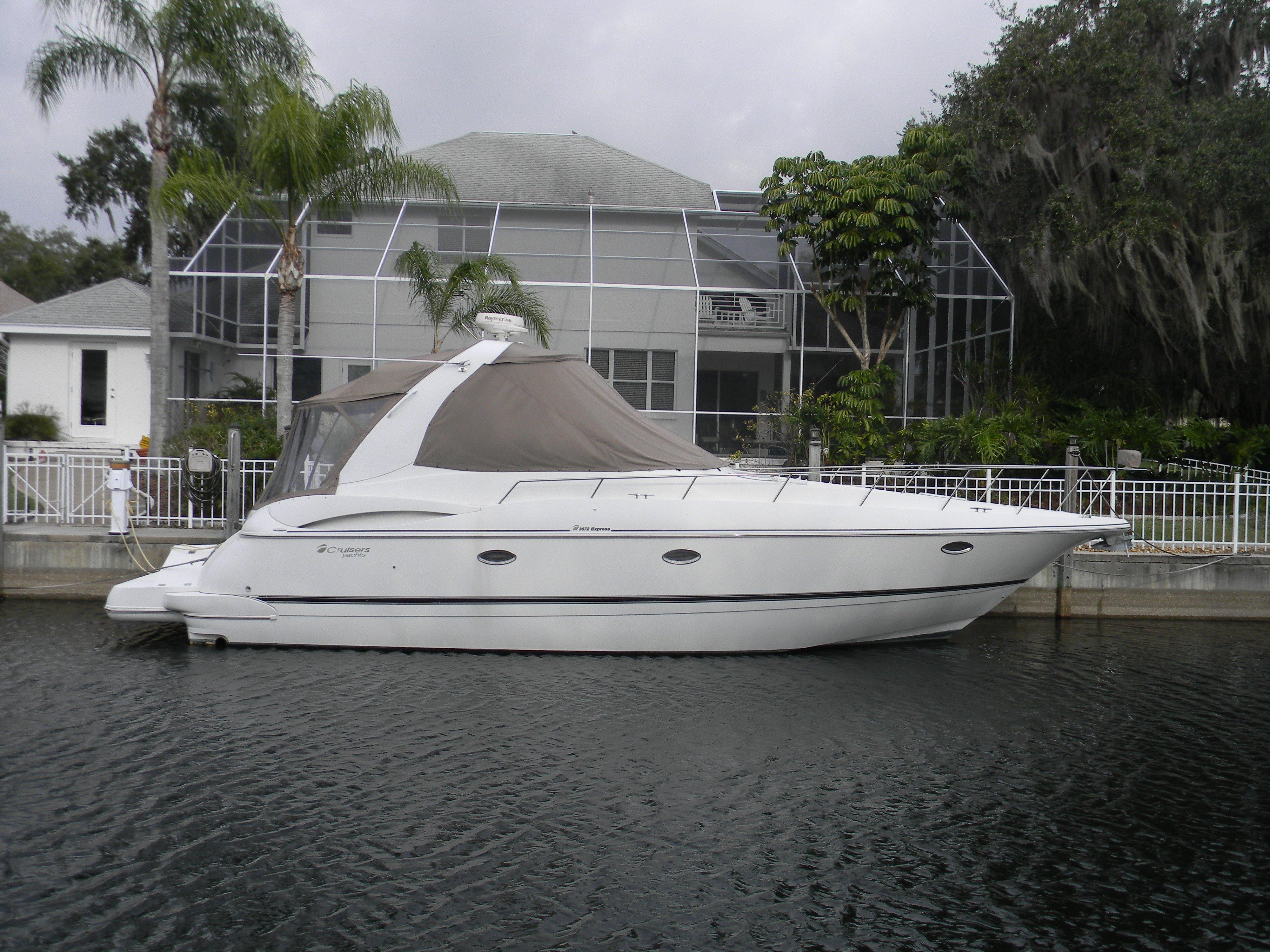 2002 37' Cruisers 3672 Express Yacht for Sale BR5320KA The Hull