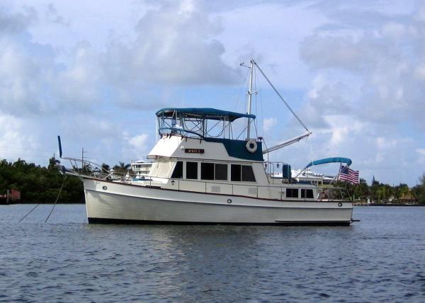 Grand Banks Classic (Fiberglass decks, Low hours, Must see!)