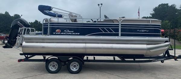 2021 Sun Tracker boat for sale, model of the boat is PARTY BARGE® 20 DLX & Image # 4 of 7