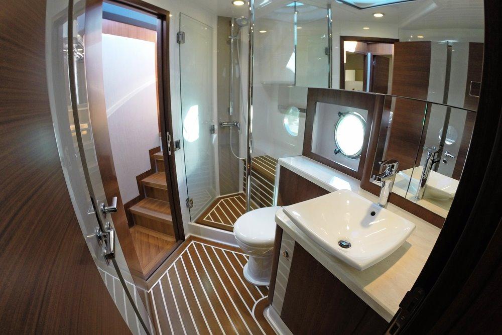 2015 Belize 54 Day Bridge — Guest Head and Shower