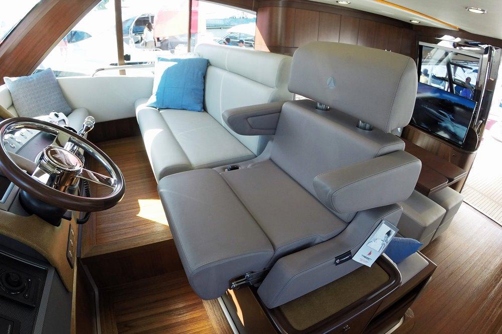 2015 Belize 54 Day Bridge — Helm Seat