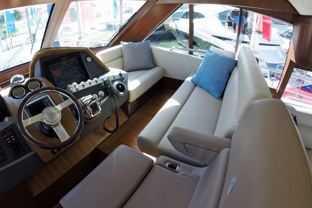 2015 Belize 54 Day Bridge — Helm Seating