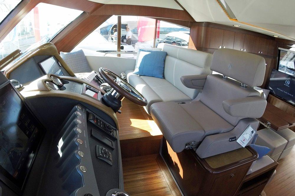 2015 Belize 54 Day Bridge — Helm Seating
