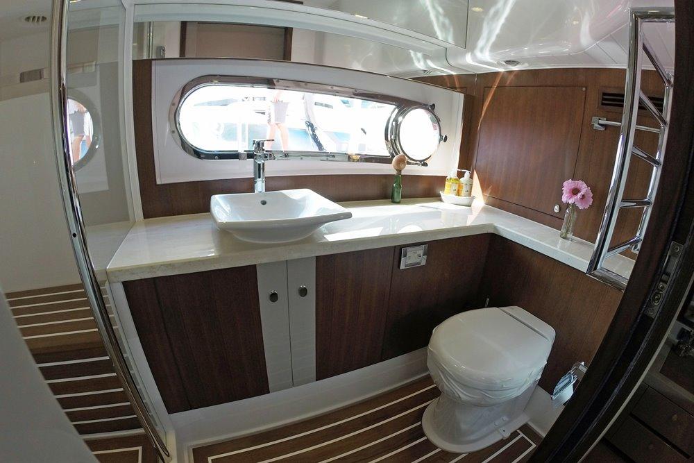 2015 Belize 54 Day Bridge — Master Stateroom Head