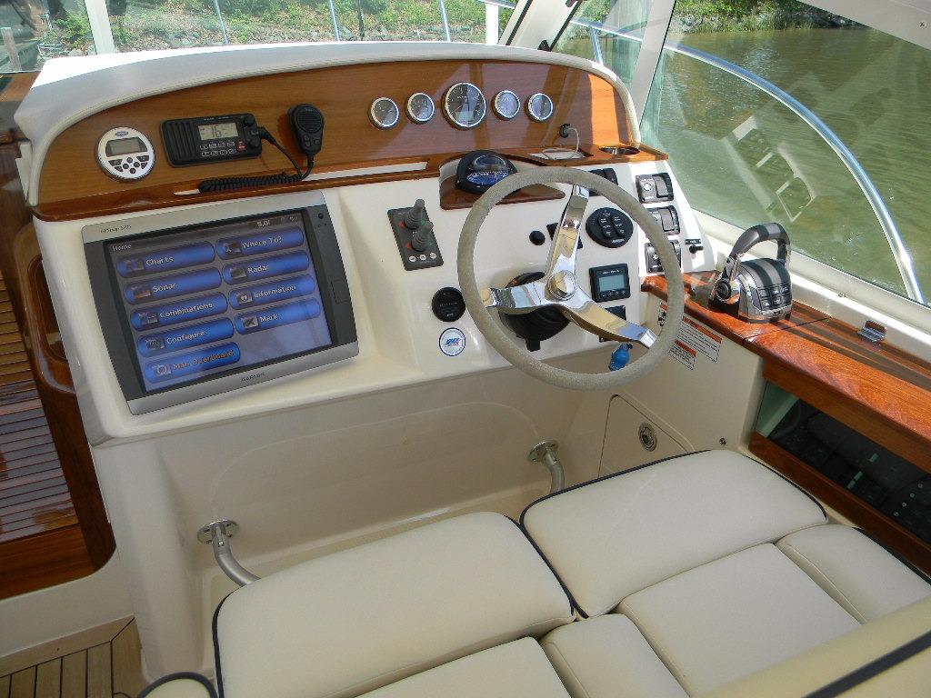 2013 Hunt Yachts Harrier 29 — Helm