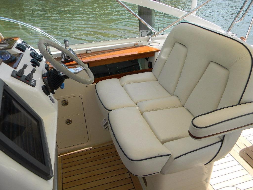 2013 Hunt Yachts Harrier 29 — Helm Seat