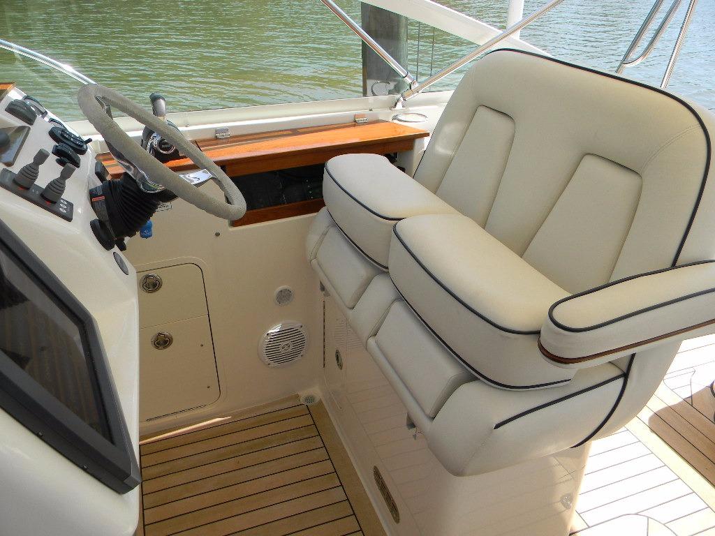 2013 Hunt Yachts Harrier 29 — Helm Seat Bolster