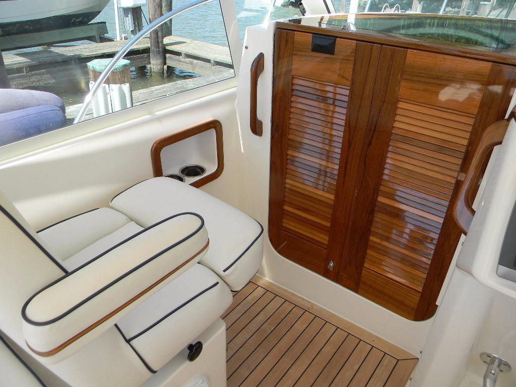 2013 Hunt Yachts Harrier 29 — Louvered Teak Companionway