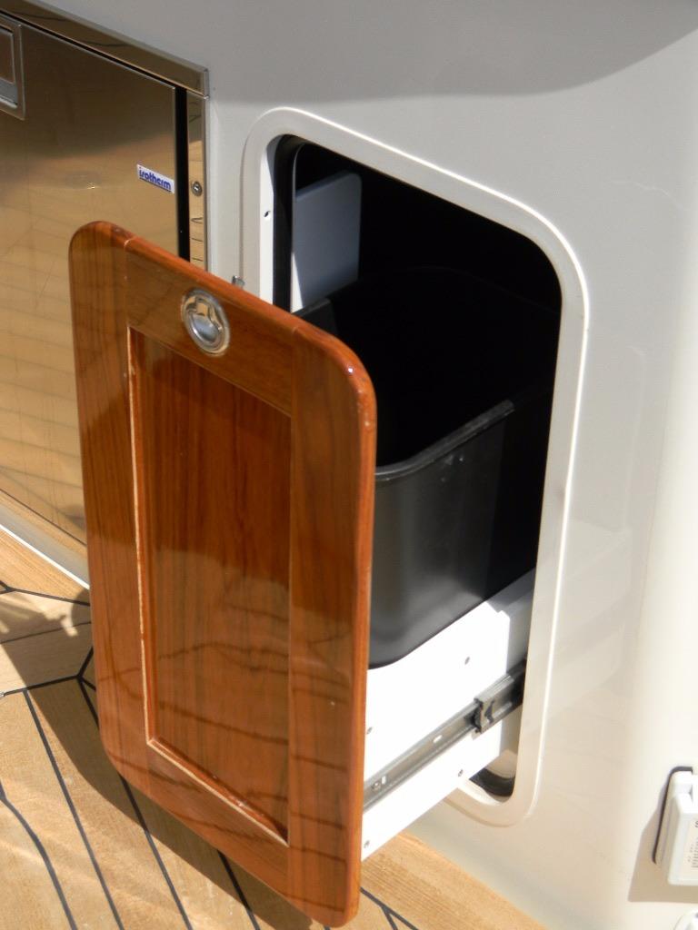 2013 Hunt Yachts Harrier 29 — Waste Basket