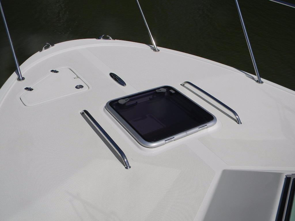 2013 Hunt Yachts Harrier 29 — Foredeck