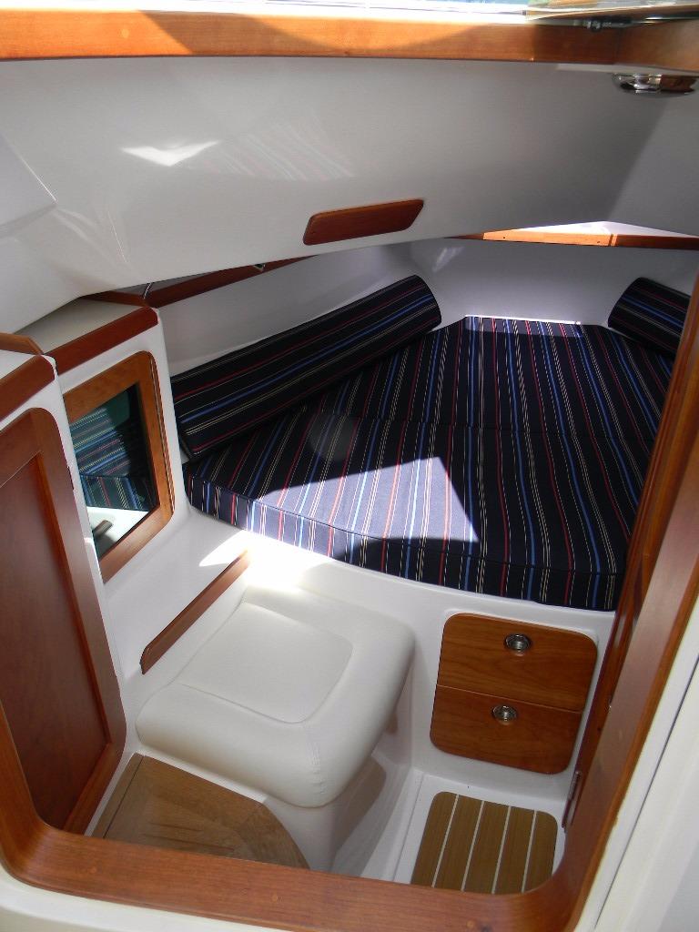 2013 Hunt Yachts Harrier 29 — V berth