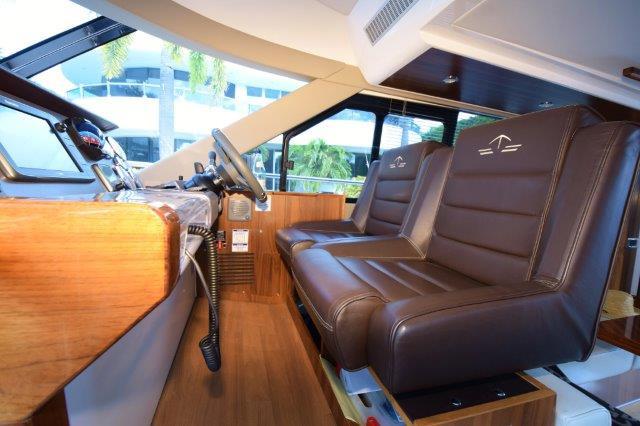 2013 Sealine F45 F49 — Helm