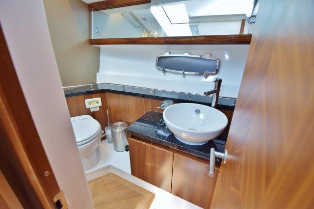2013 Sealine F45 F49 — Guest Head