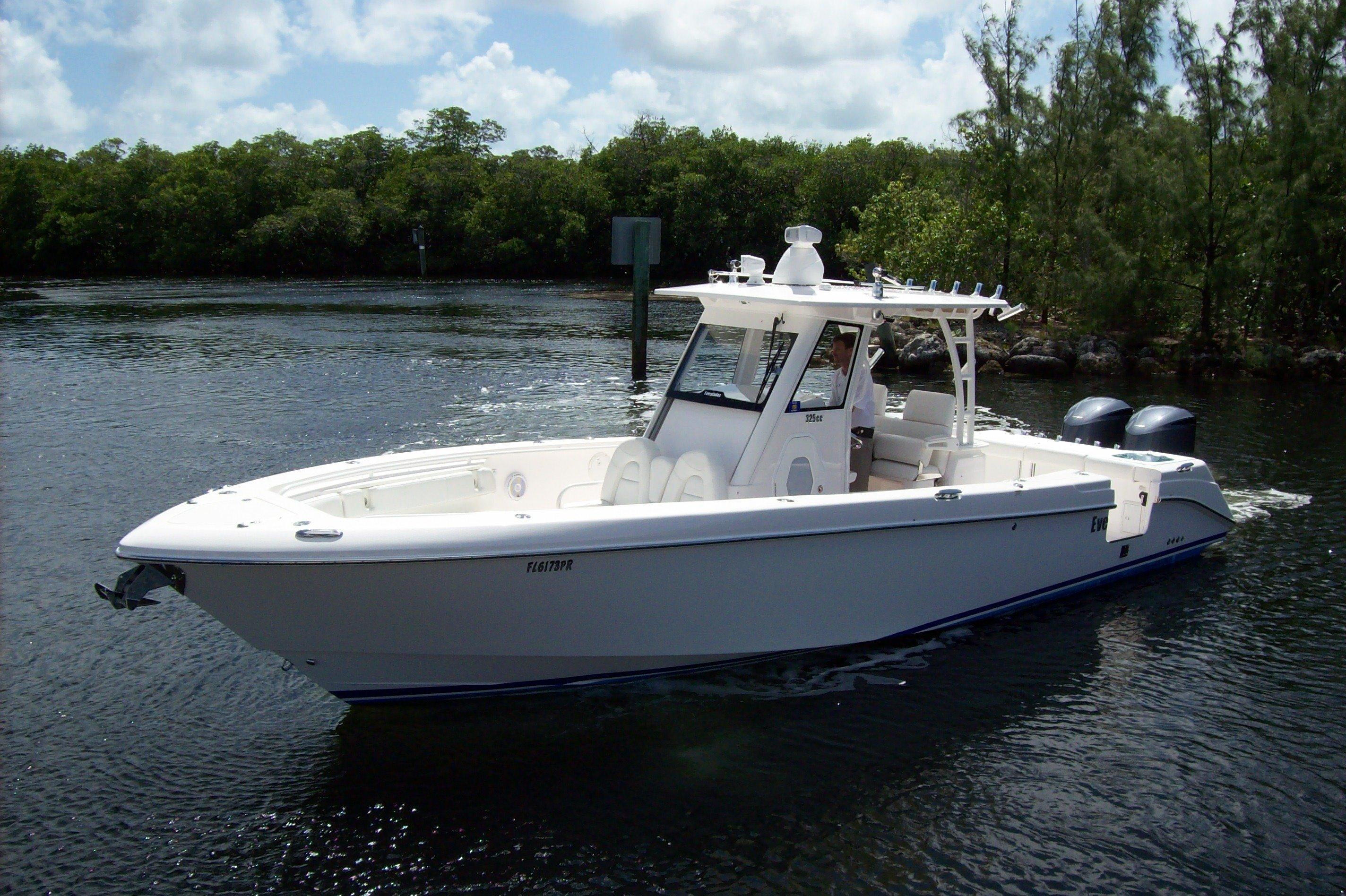 2014 Everglades 325 Center Console