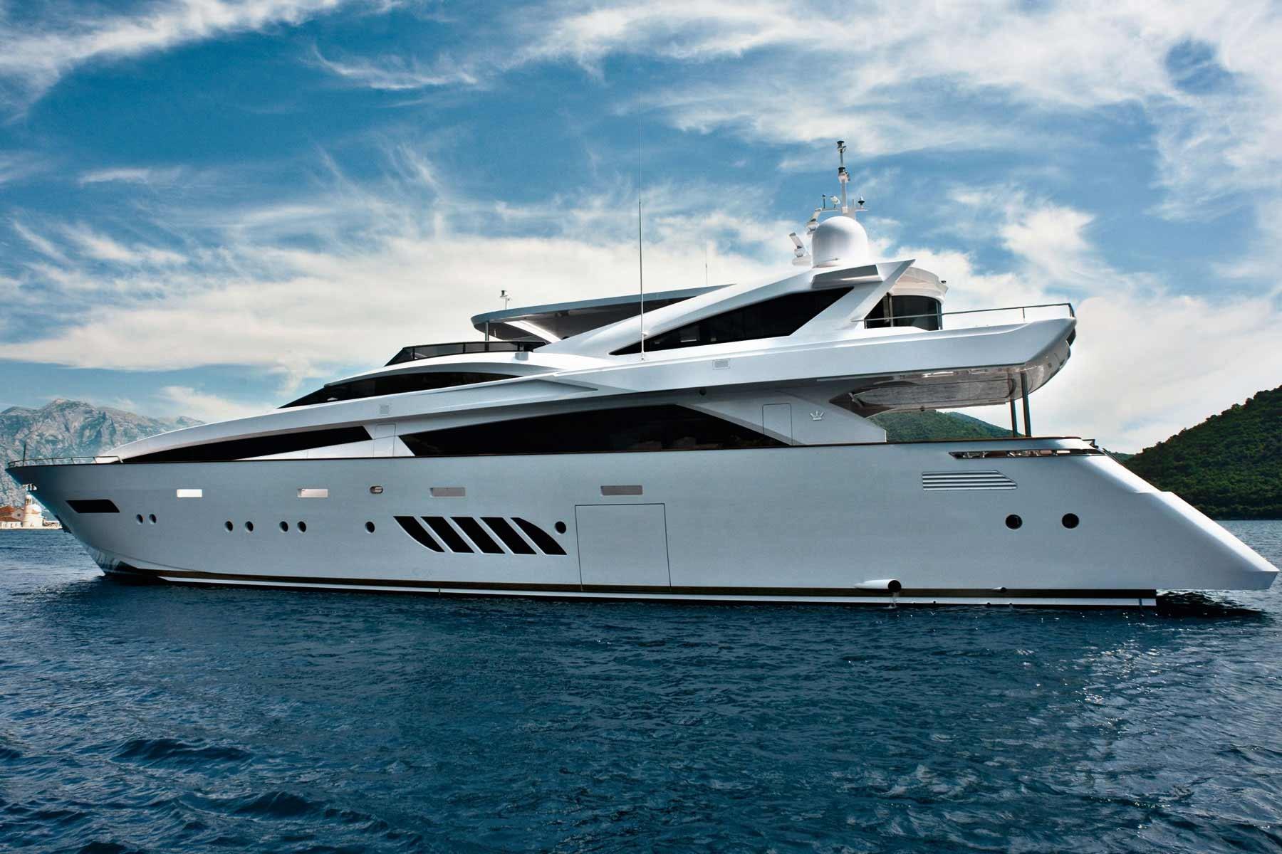 dominator yacht italy