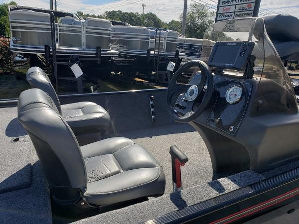 2021 Tracker Boats boat for sale, model of the boat is BASS TRACKER® Classic XL & Image # 3 of 7