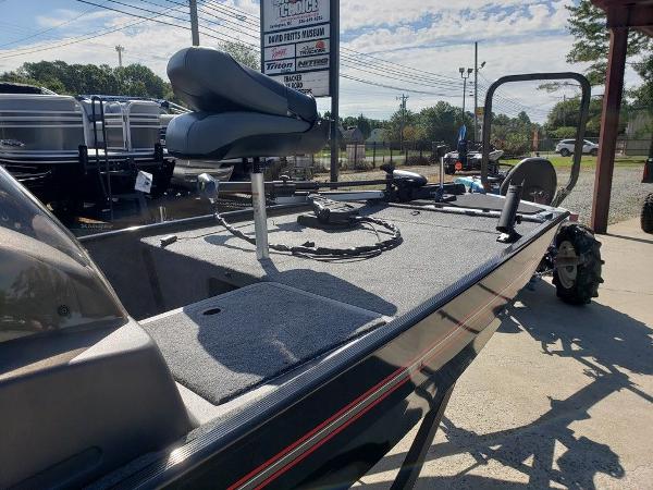 2021 Tracker Boats boat for sale, model of the boat is BASS TRACKER® Classic XL & Image # 7 of 7