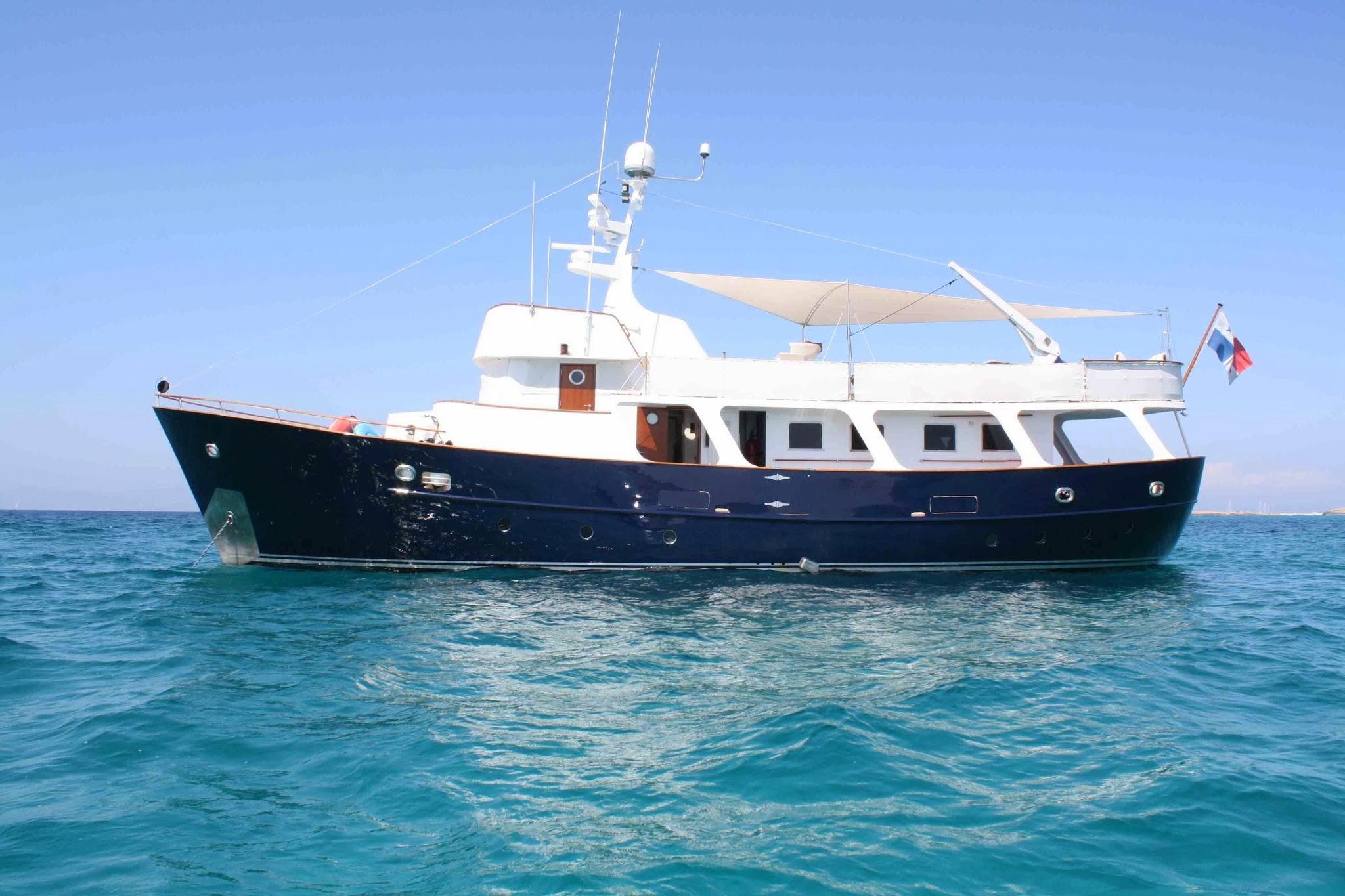 Another nice canoe-stern motoryacht