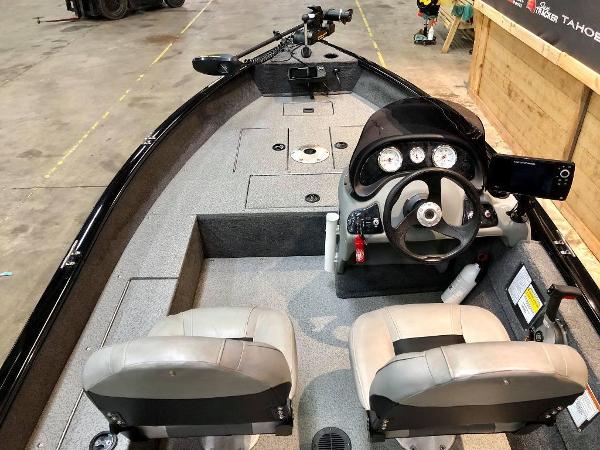 2018 Tracker Boats boat for sale, model of the boat is Super Guide™ V-16 SC & Image # 8 of 10