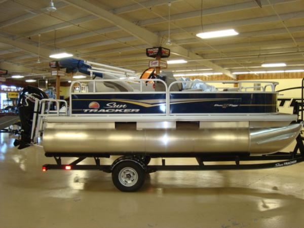 2020 Sun Tracker boat for sale, model of the boat is Bass Buggy® 16 XL & Image # 2 of 24