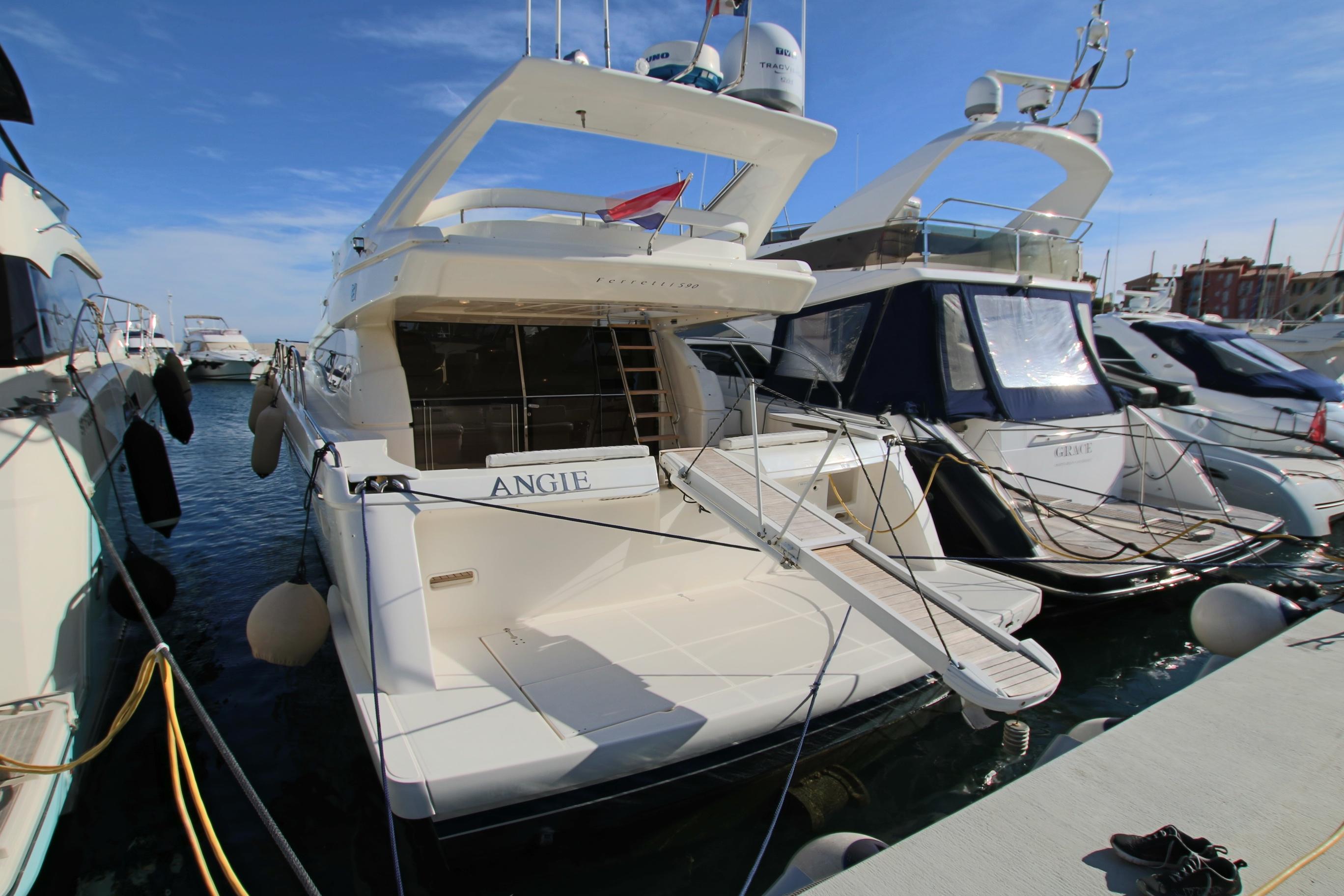 ferretti yachts 590