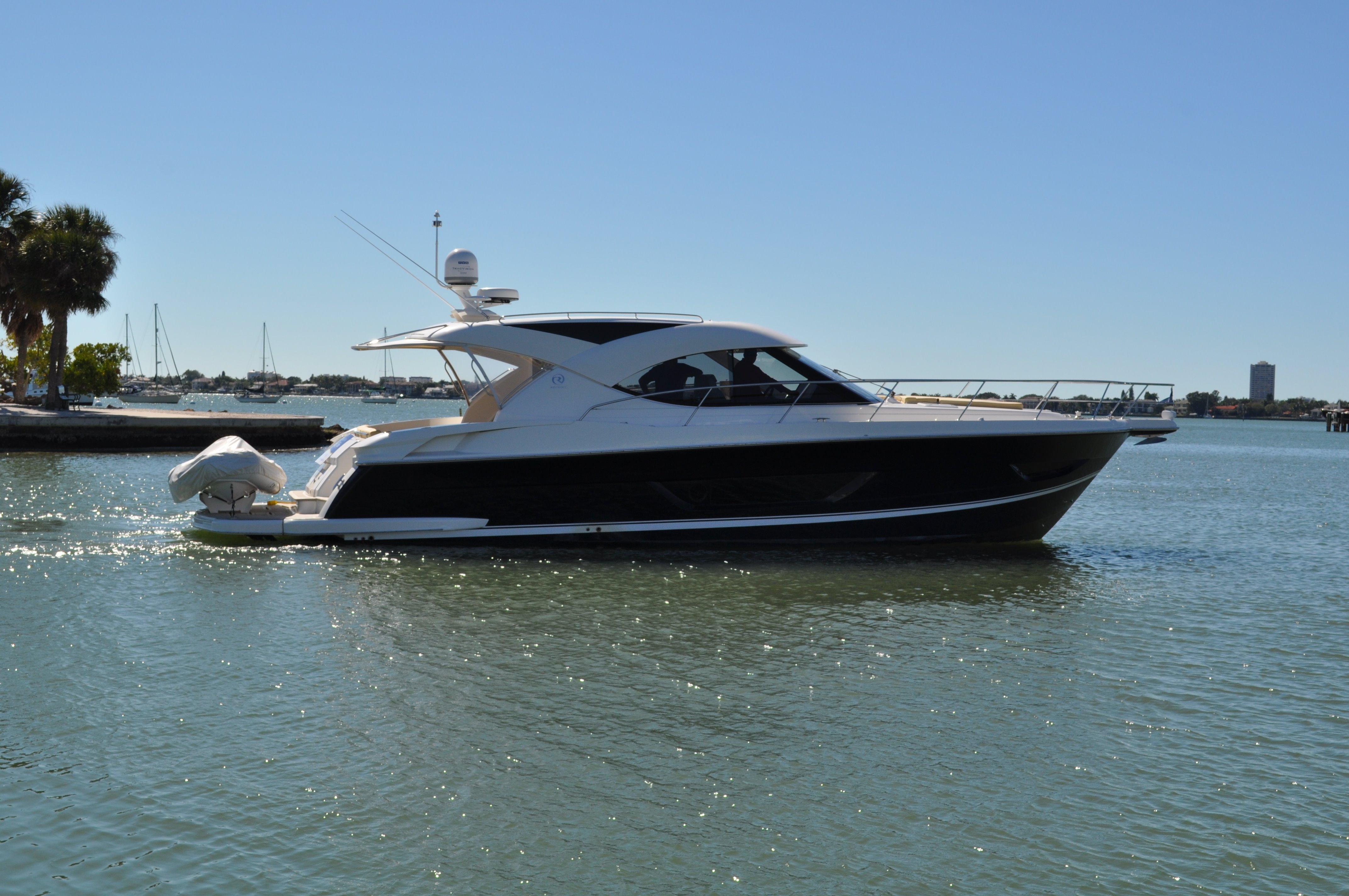 2015 Riviera 4400 Sport Yacht