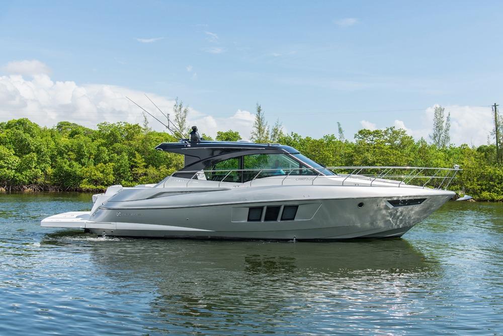 2016 Cruisers Yachts 45 Black Diamond Cantius