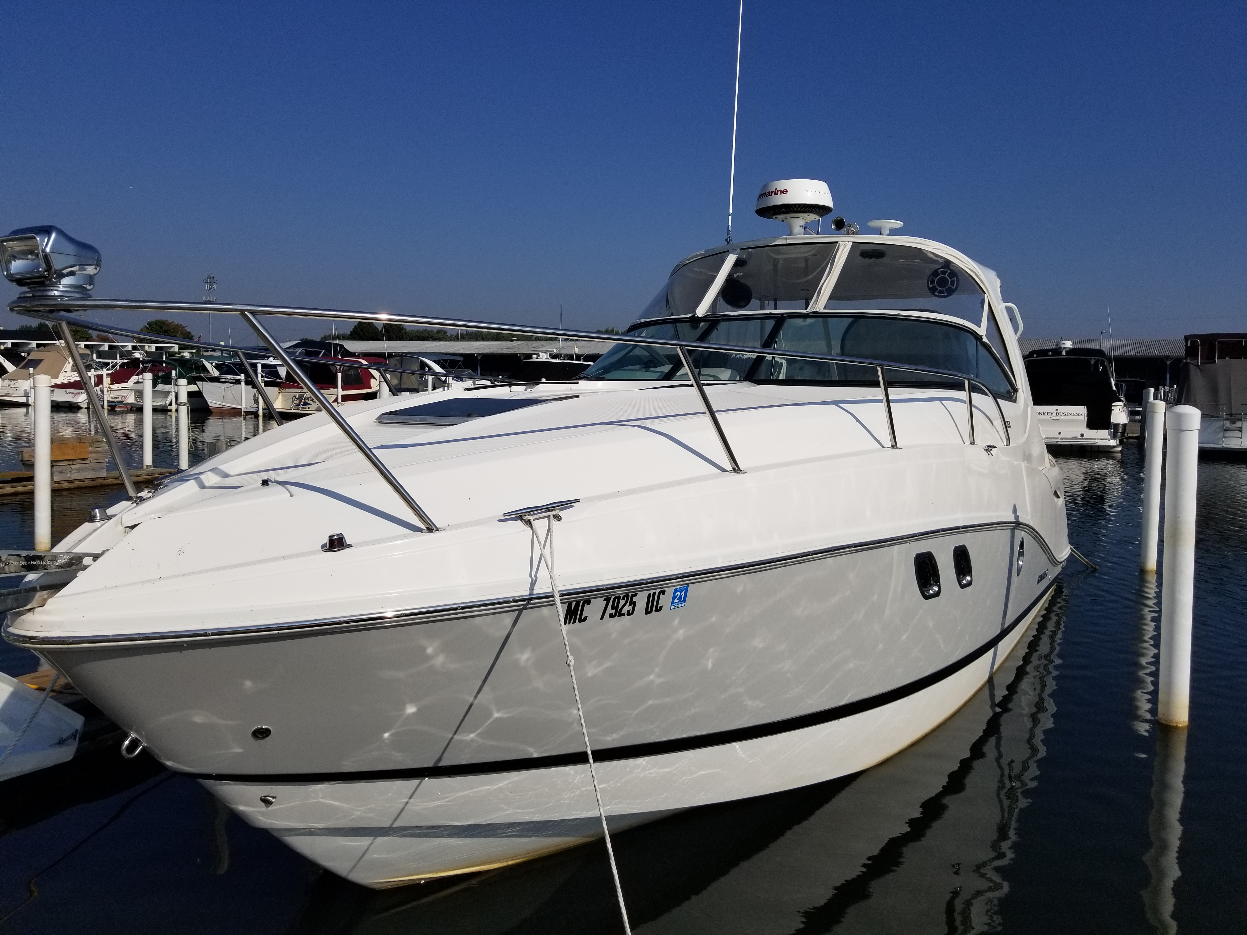 32 Rinker 0EX 2018 | HMY Yachts