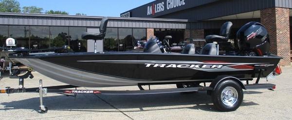 2021 Tracker Boats boat for sale, model of the boat is Pro Team™ 195 TXW & Image # 1 of 7