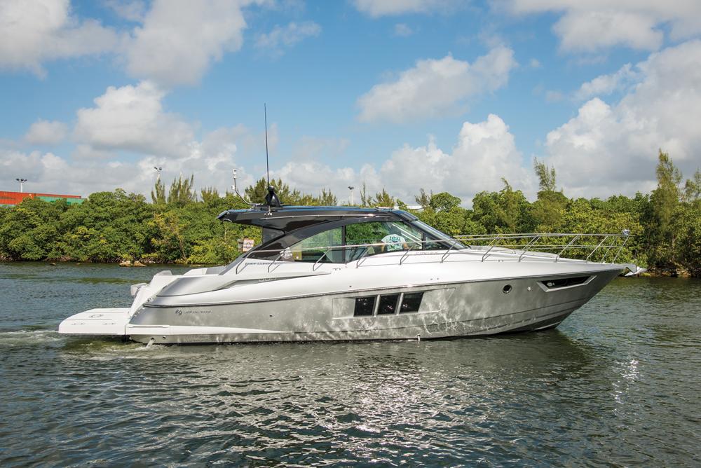 2015 Cruisers Yachts 45 Black Diamond Cantius